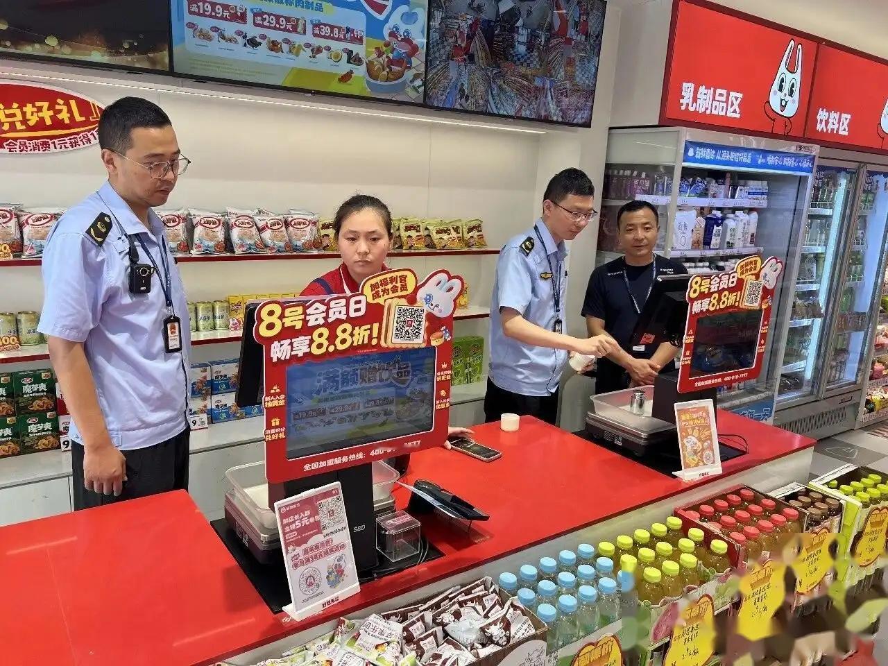 去赵一鸣、好想来买零食，大家结账时真得留个心眼。

以前我总纳闷，收银员称重时手