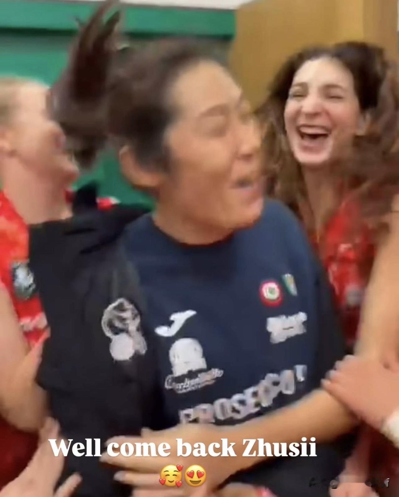 这就是朱婷的个人魅力吧！回到科内俱乐部报到，队友们像一窝蜂一样拥上来，去拥抱归队