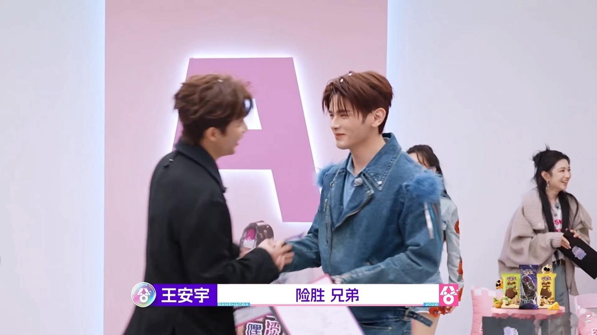 我也想要王安宇这样的朋友超燃青春的合唱 王安宇真的走到哪都让人喜欢，暖心体贴还重