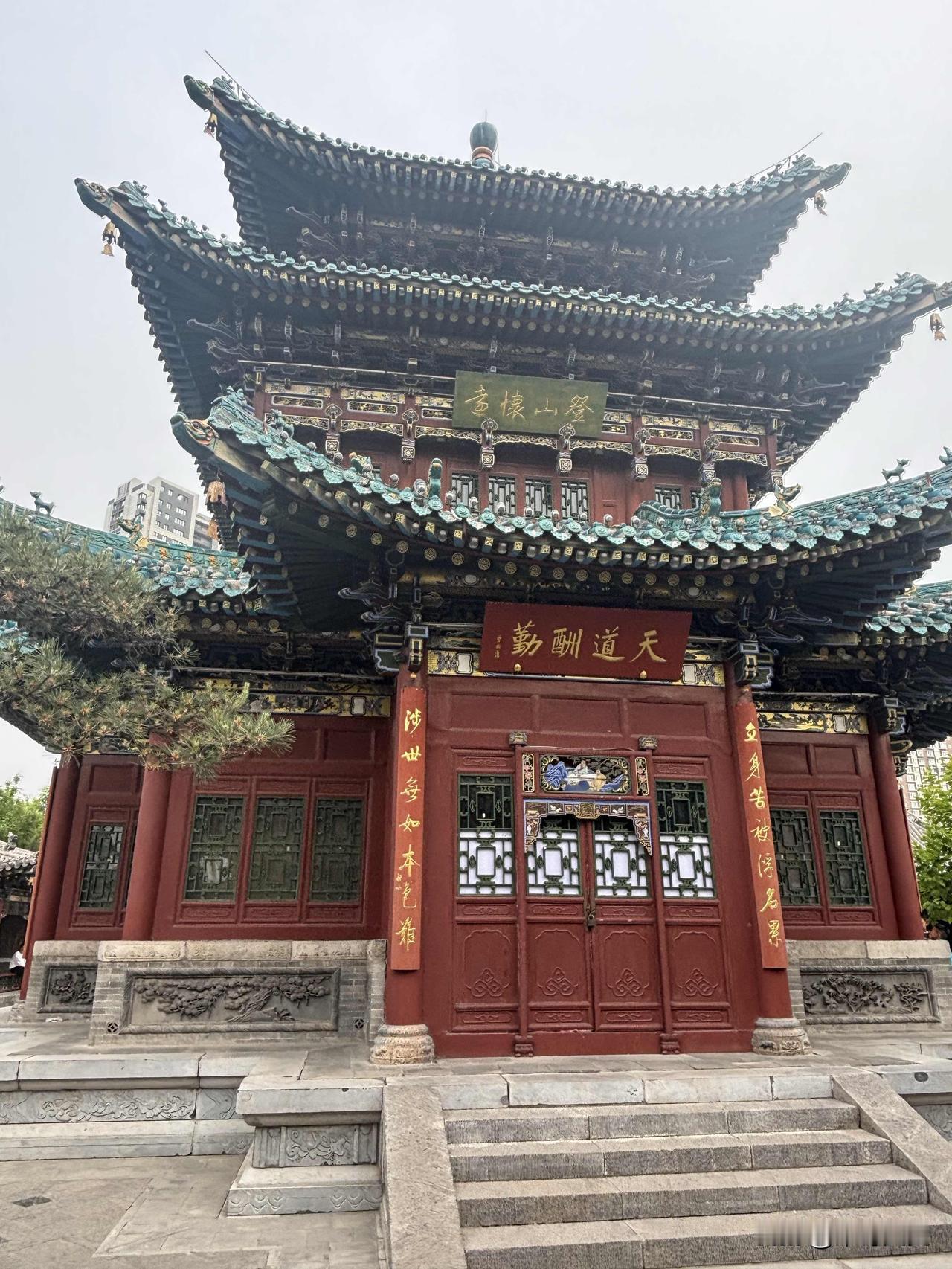 迎泽园内藏古阁，三重翘角凌空，青瓦朱红。匾额楹联落笔走心，繁华城郭之中，古建筑静