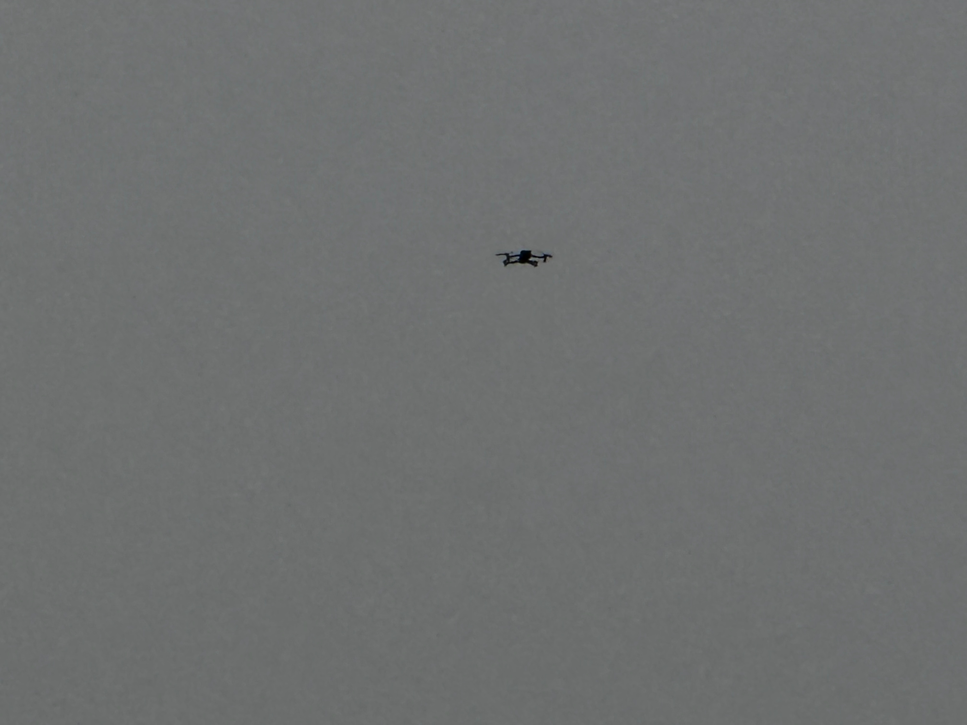 杭州这么自由吗？下面贴着禁飞无人机，然后一抬头，就是一个无人机无人机杭州 杭州