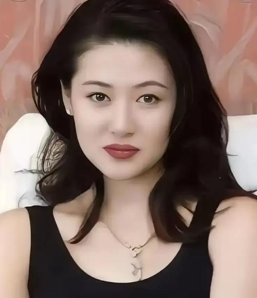2002 年陈宝莲从 24 楼一跃而下，留下一个才出生 20 多天的男婴，葬礼上