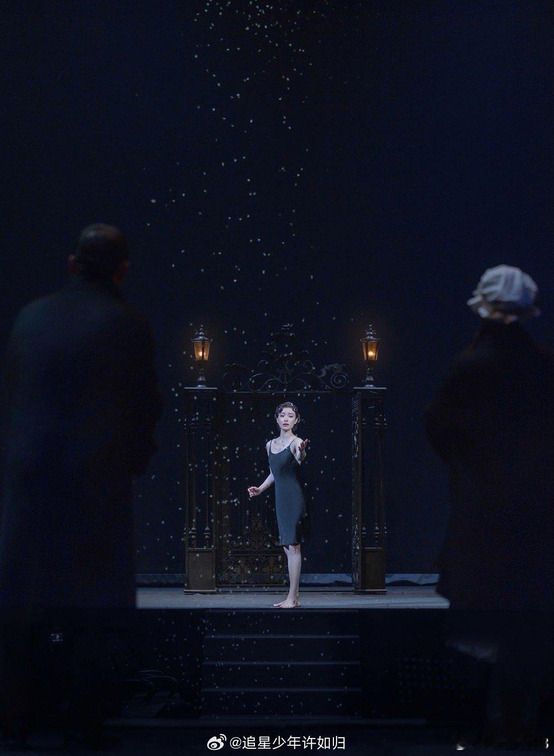 曼妙迎来了真正的主人倪妮 以前觉得“曼妙”是个有点抽象的形容词，直到看见舞台上的