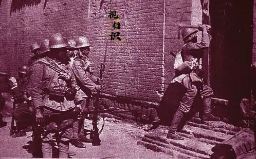 抗战时期，日军在村庄进行扫荡的真实照片，对于不开门的百姓，他们会动用武力强行破门...