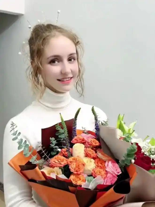 2018年，21岁的意大利漂亮姑娘与27岁广西农村小伙结婚生子。令人意外的是，在