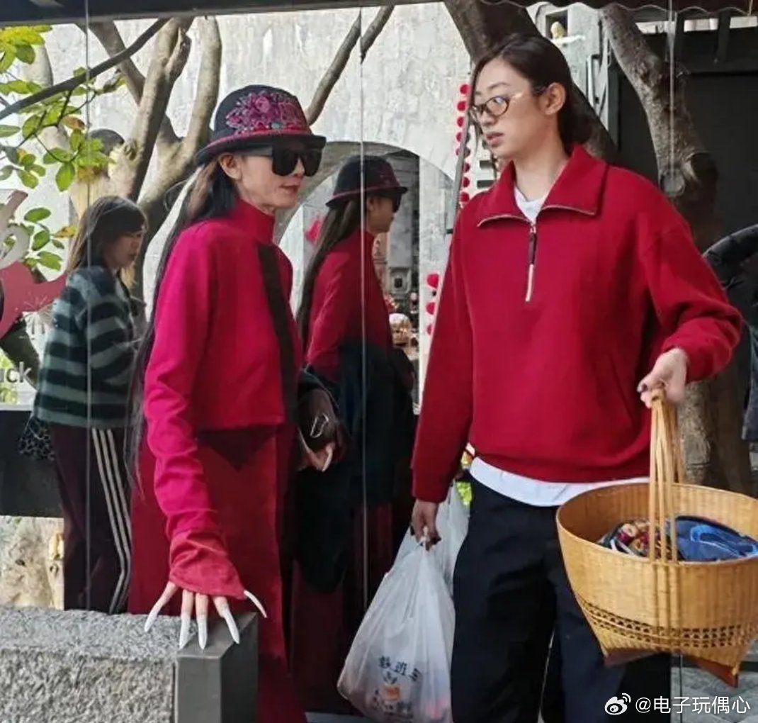 杨丽萍被偶遇，纯素颜下巴叠出5层褶，原生指甲长又白看着很粗糙 