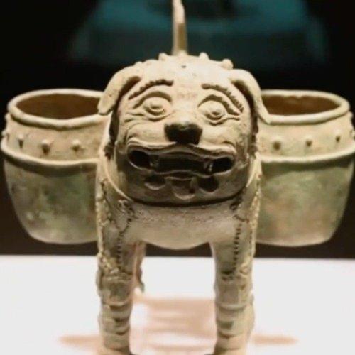 刷到一个特火的视频，四川泸州市博物馆里的一件明代“麒麟温酒器”彻底出圈了。倒不是