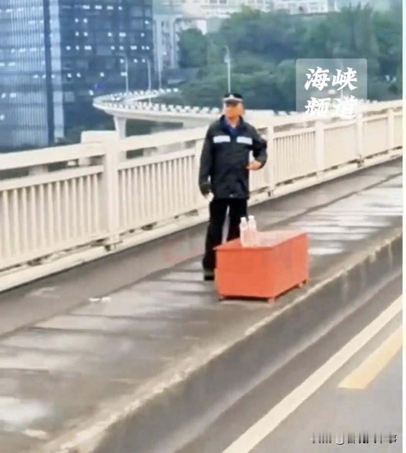 近期，不少重庆网友在网上发布视频，重庆大桥上每隔50米就设置了一个警岗。即便是凌