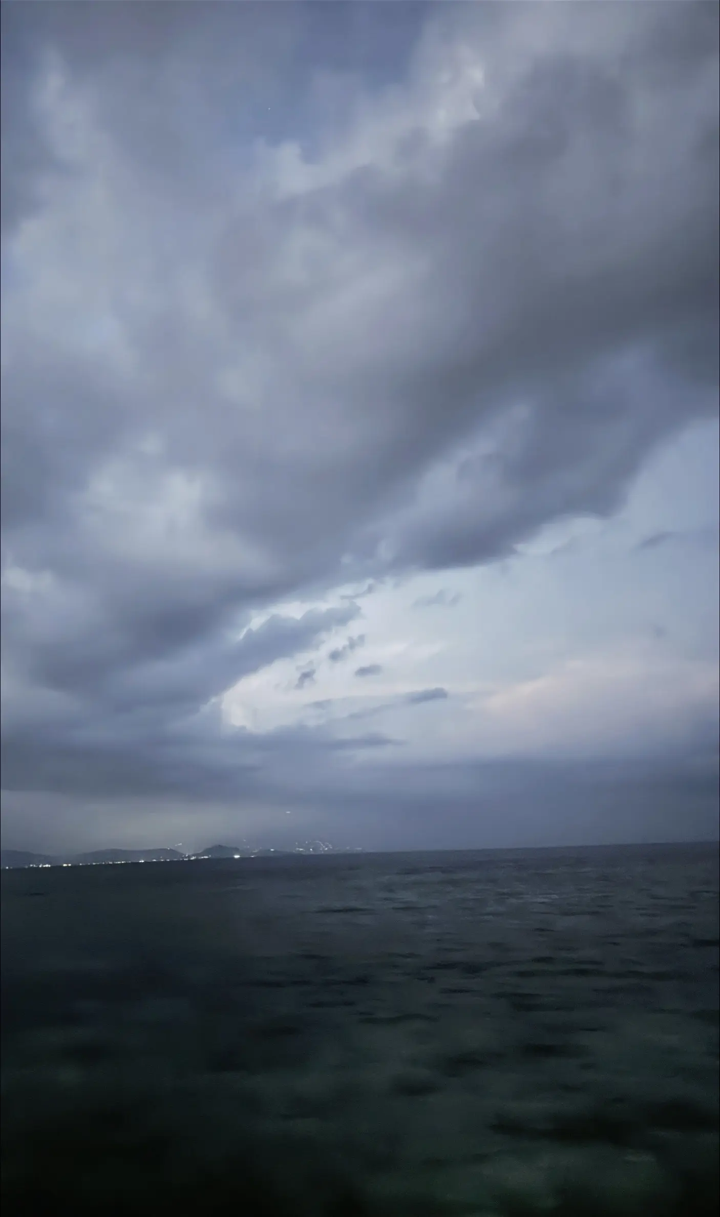 那天的海边很冷 