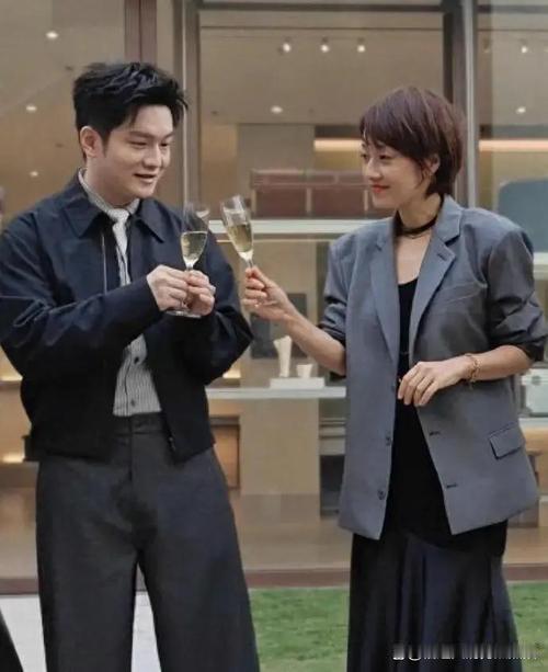 近日，樊振东与马伊琍现身上海某品牌开业剪彩活动，文体跨界同框瞬间引爆网络热议。现