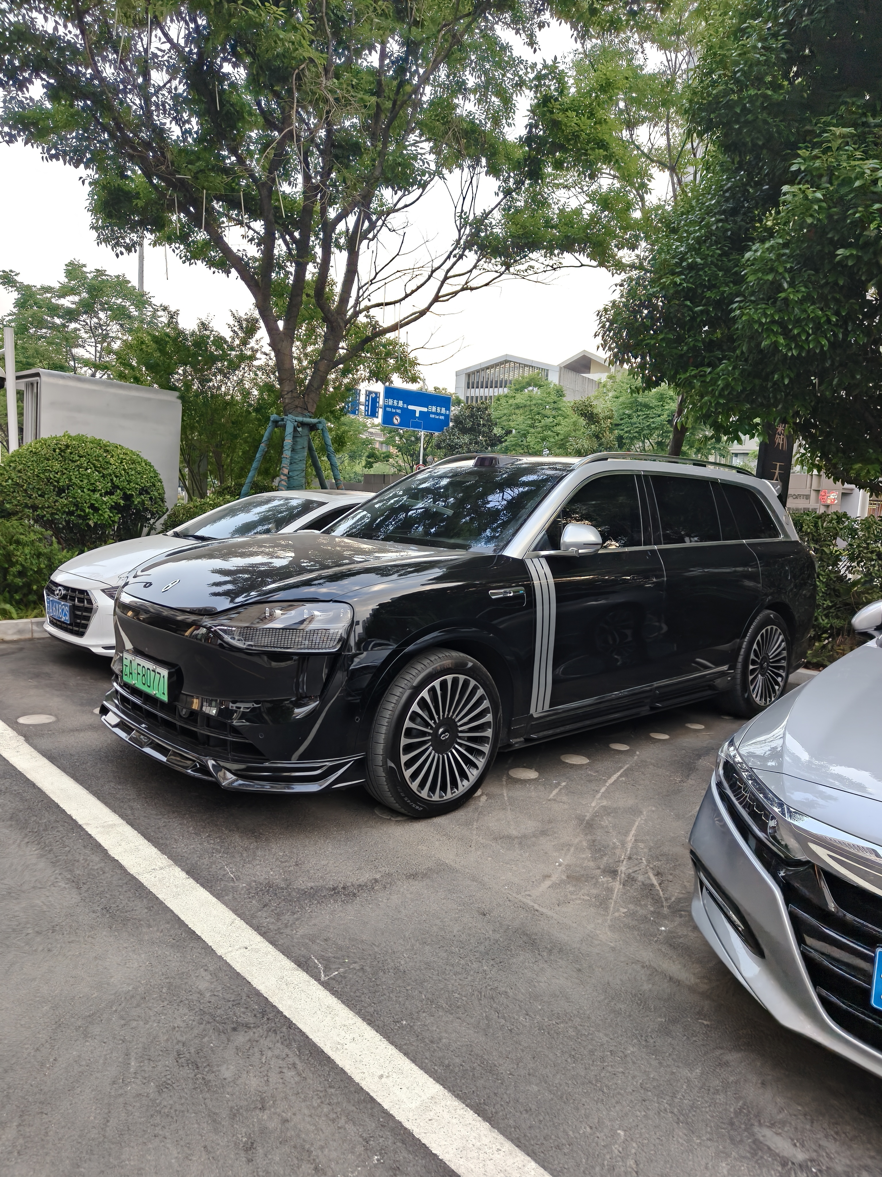 他们也还是喜欢揽胜的……F10 535i这个轮圈是真的好看啊，不明白现在的车总喜