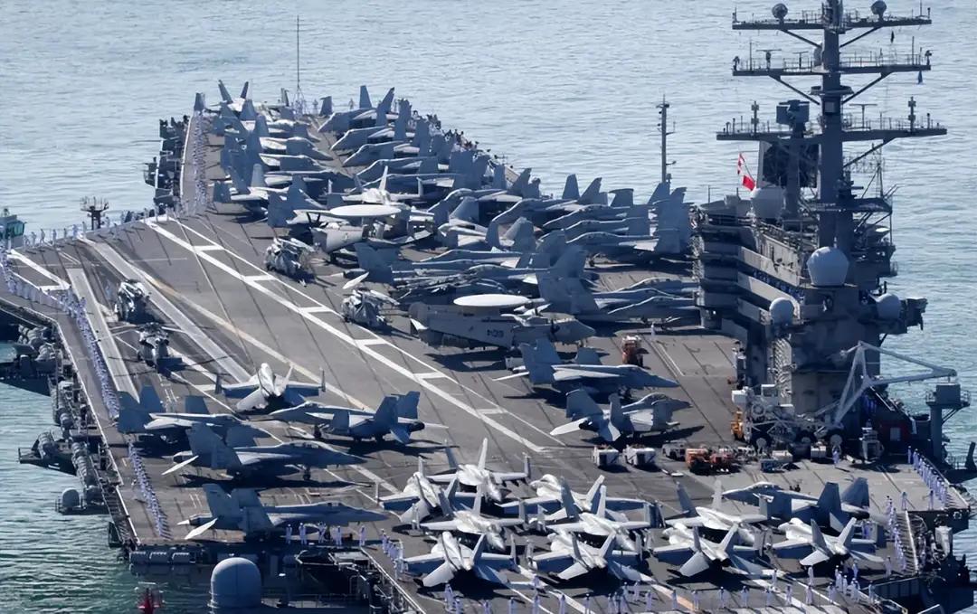 美军福特航母看来是受了重创
美军方3月15日宣布：洗衣房着火，烧伤2人。
今天央