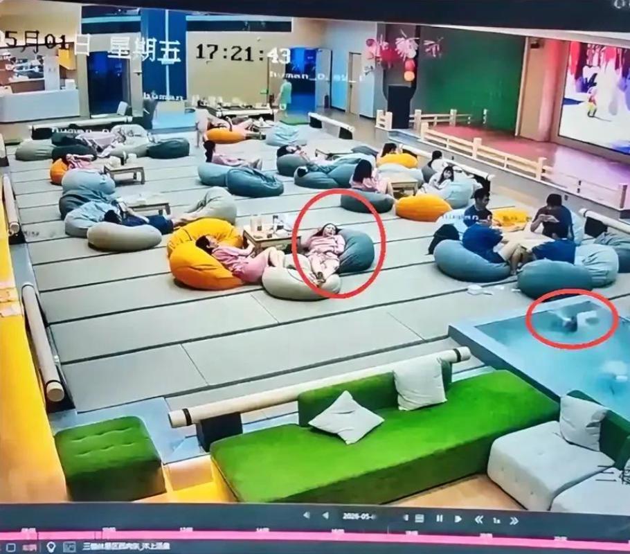 太让人心寒了！
青海格尔木，一名女子为救2岁孩子，自己的手机彻底报废，但商家和孩