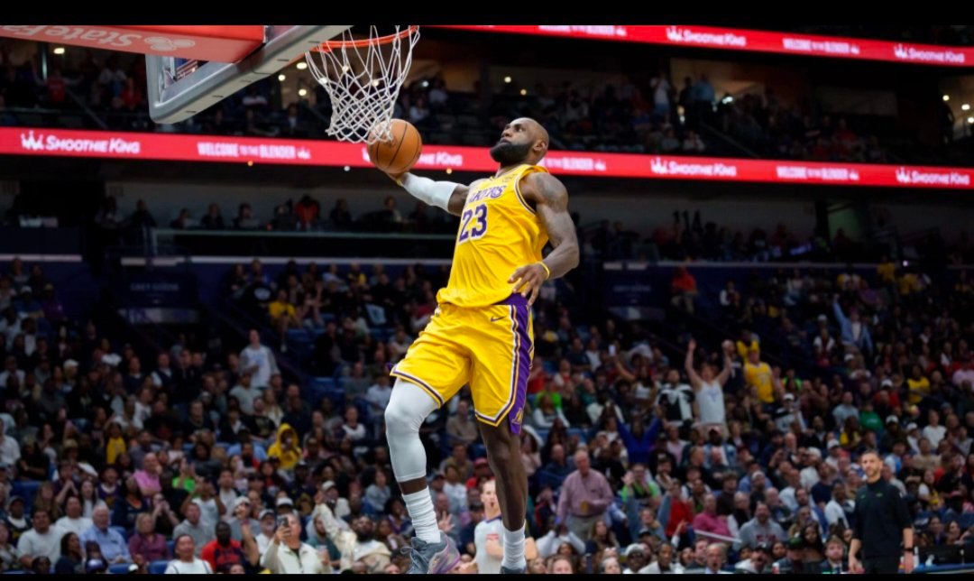 NBA常规赛 湖人队将于今天客场对阵马刺队，詹姆斯因伤将确定缺席本场比赛，这是他