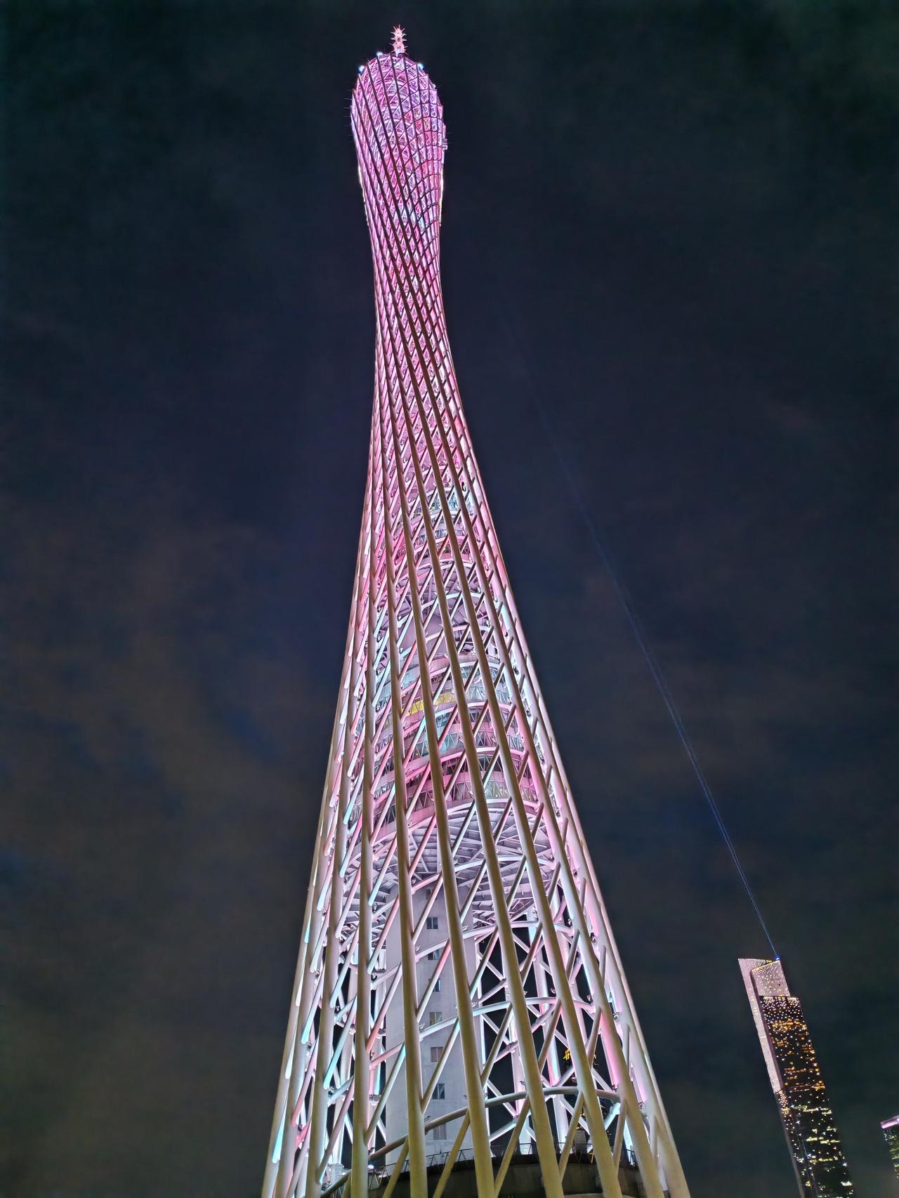 广州塔的夜景,你喜欢哪一张?广州塔景区，灯光璀璨，游人如织。广州塔 广州塔景区