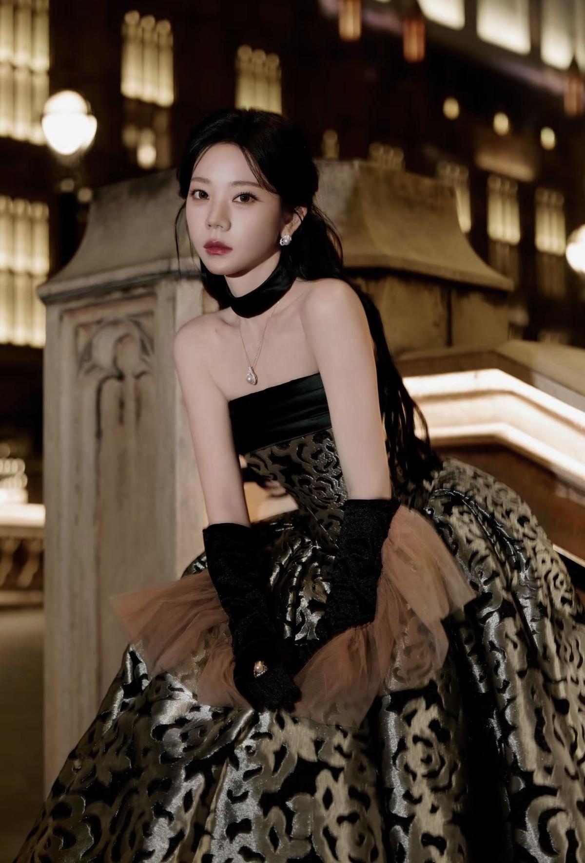 张紫宁身着黑金提花抹胸礼服亮相腾讯视频星光大赏，复古丝绒手套与颈间珠宝相映，鎏金