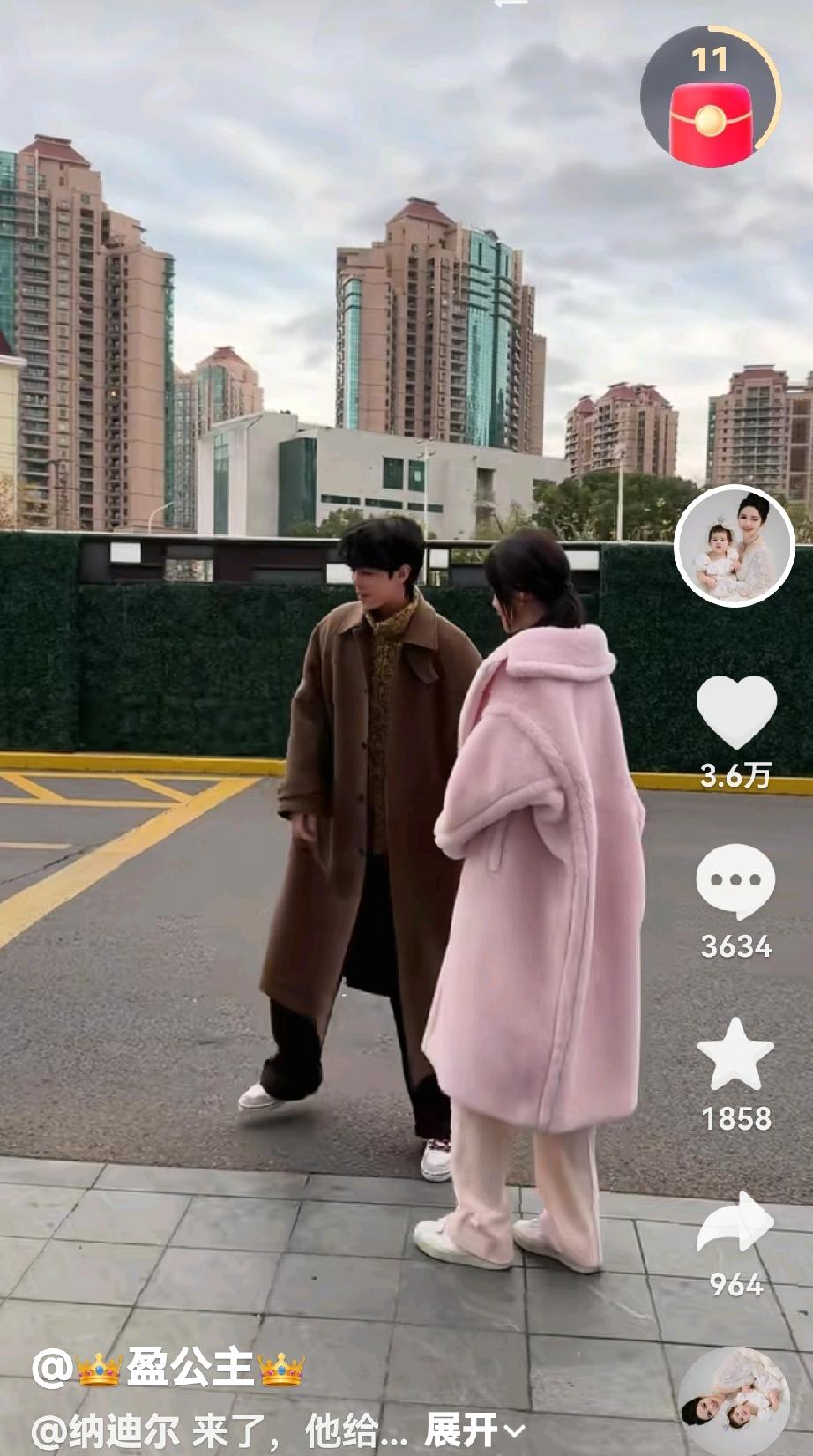 盈公主还是挺喜欢纳迪尔的，要见他，特意穿上少女粉的羊绒大衣，娇羞的表情，说明心里