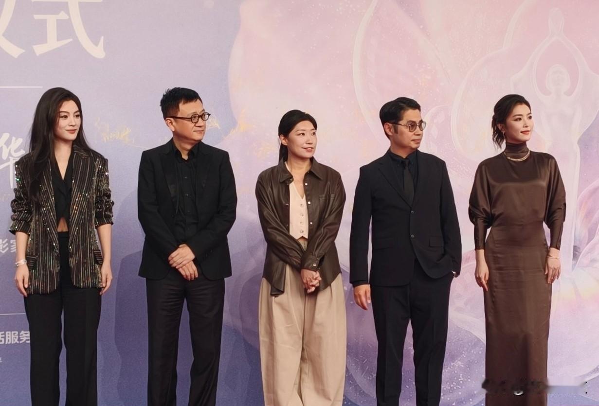 “君霄”又同框啦！
8月9日，陈丽君和李云霄跟着电影《镖人：风起大漠》剧组，一块