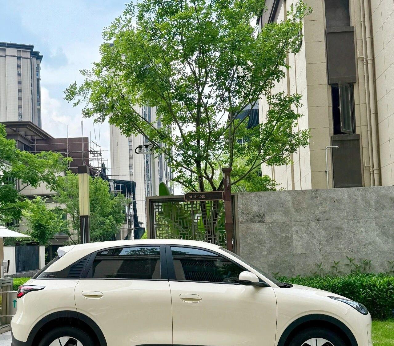 美女同事新提的吉利星愿也太乖了！奶呼呼的米白色车身，圆润线条软萌
停在楼下瞬间成