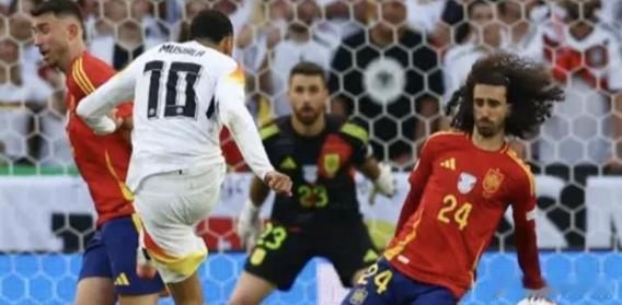 PTSD了？当值德国籍VAR裁判提醒主裁河南队后卫用手阻挡射门12月6日讯 足协