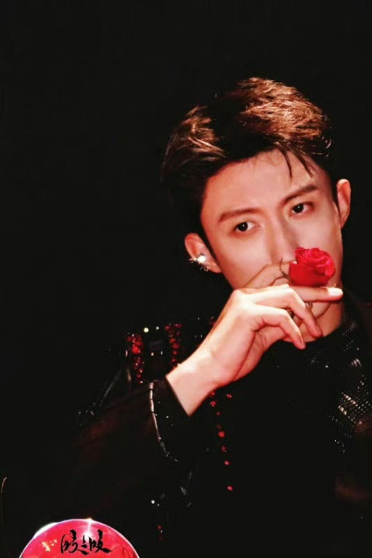 黄景瑜是内娱仙品吧 真的会对黄景瑜反复心动！硬朗外形自带气场，温柔细节又藏不住，