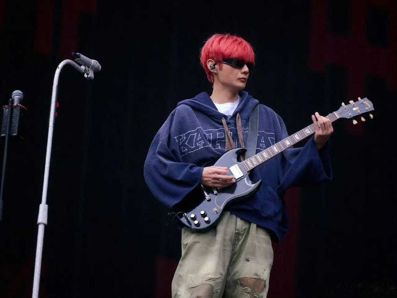 李荣浩三天唱了100首歌李荣浩三天连唱100首！老歌金曲无缝衔接，全程大合唱燃到