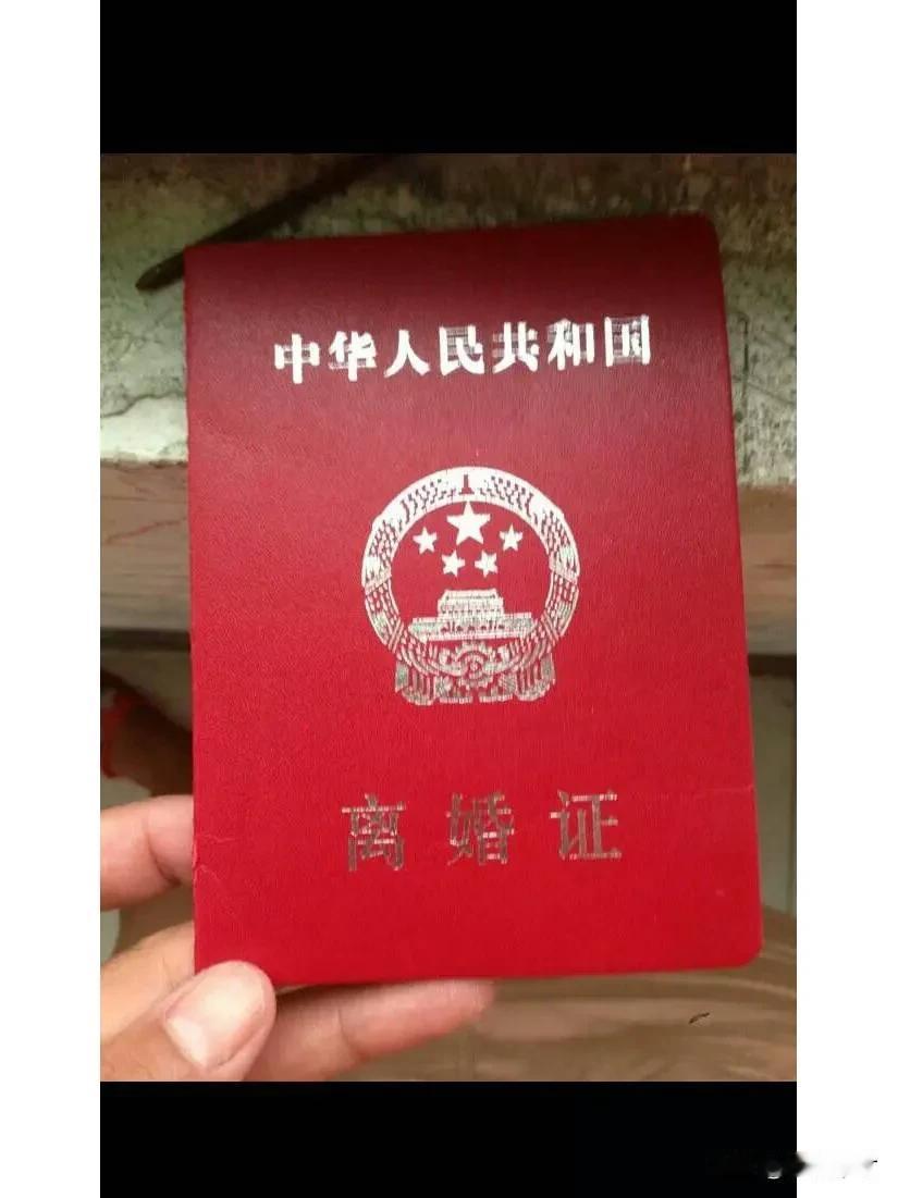 闺蜜的三次婚姻，都很不幸。

第一次婚姻，她嫁给了一个看似温文尔雅的男人。起初，