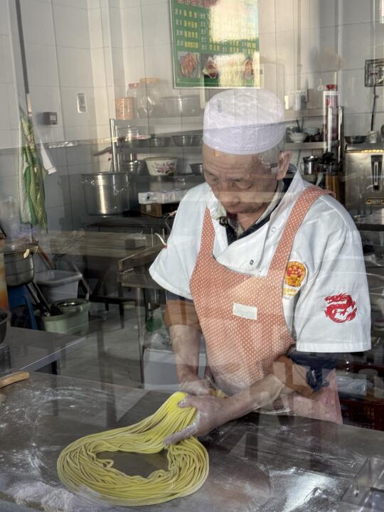 在新疆吃完这顿现拉黄面，味道回味一年。。。