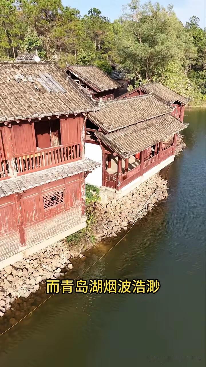 央视98版《水浒传》里“浪里白条”张顺死在涌金门那段，其实是在广西拍的。不是山东