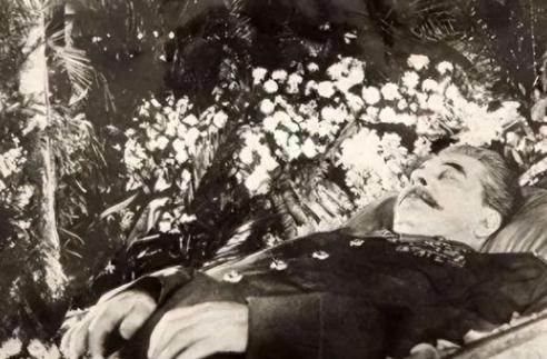 1961年，斯大林坟墓被挖开，士兵们迅速剥去他军服上的金钮扣，换上铜纽扣，随将他