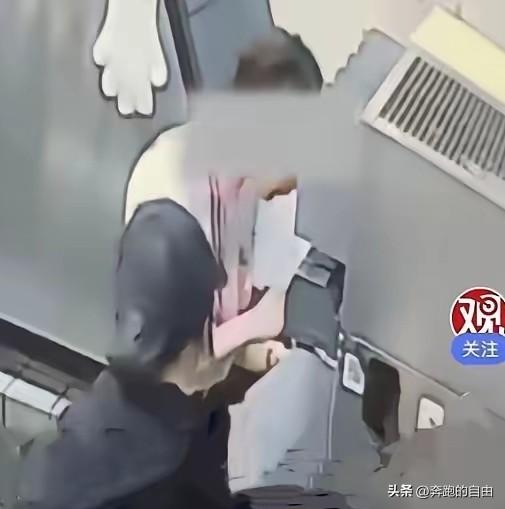 “必须严惩！”河南郑州，一女子带女儿去麦当劳点餐。取完餐后，她就开车带着女儿上了