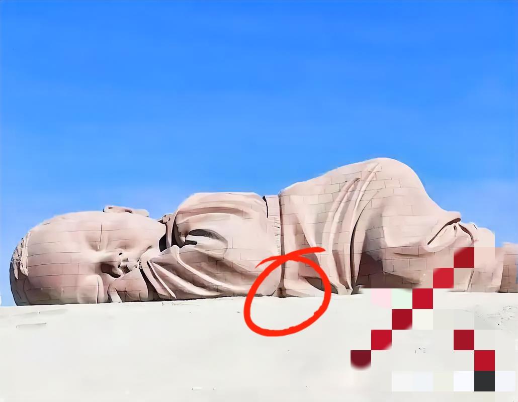 西安街头那个让人看着心里发堵的“空洞娃娃”，终于被吊车运走了。听说消息那天，不少