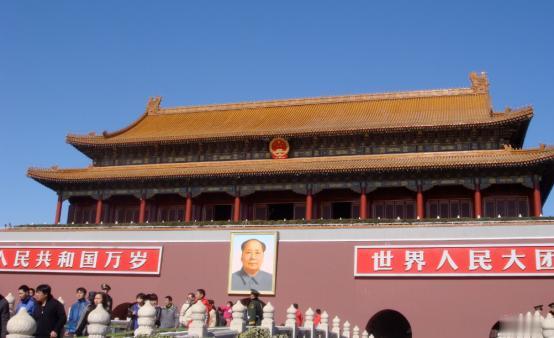 "再短一寸！"1420年，紫禁城即将完工，作门槛的木材被木匠锯短了一寸。

工匠