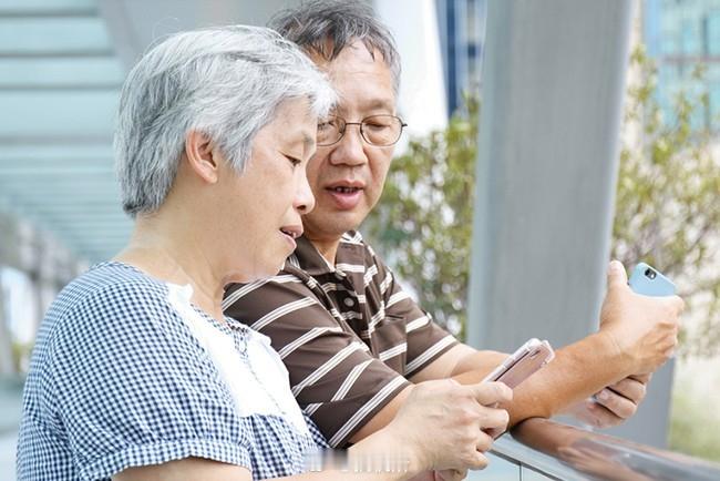 为什么长辈用手机那么难 说到底还是产品适配度不够。长辈大多有近视或老花眼，手机系