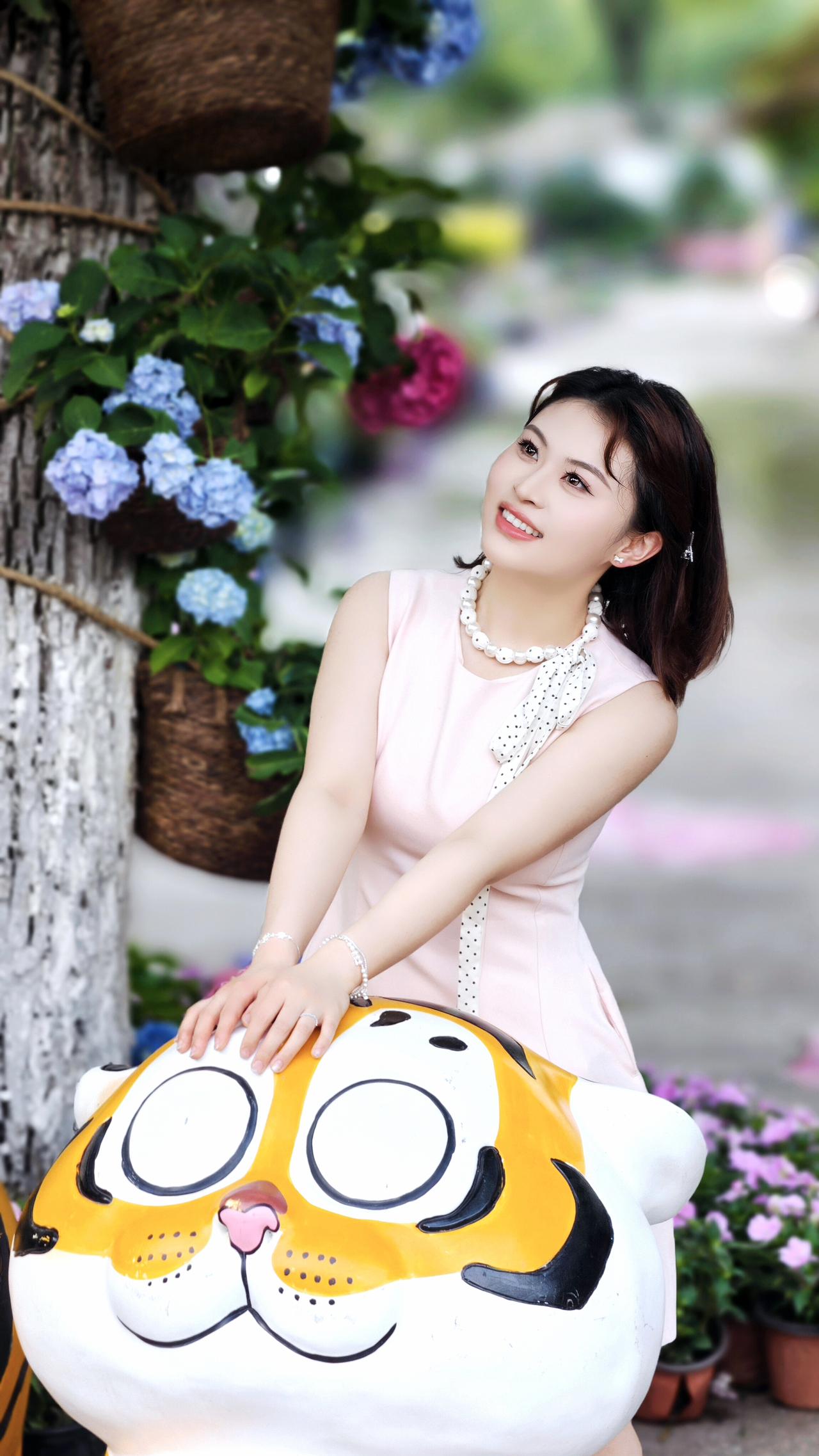 甜美少女与萌虎的梦幻邂逅🌸🐯