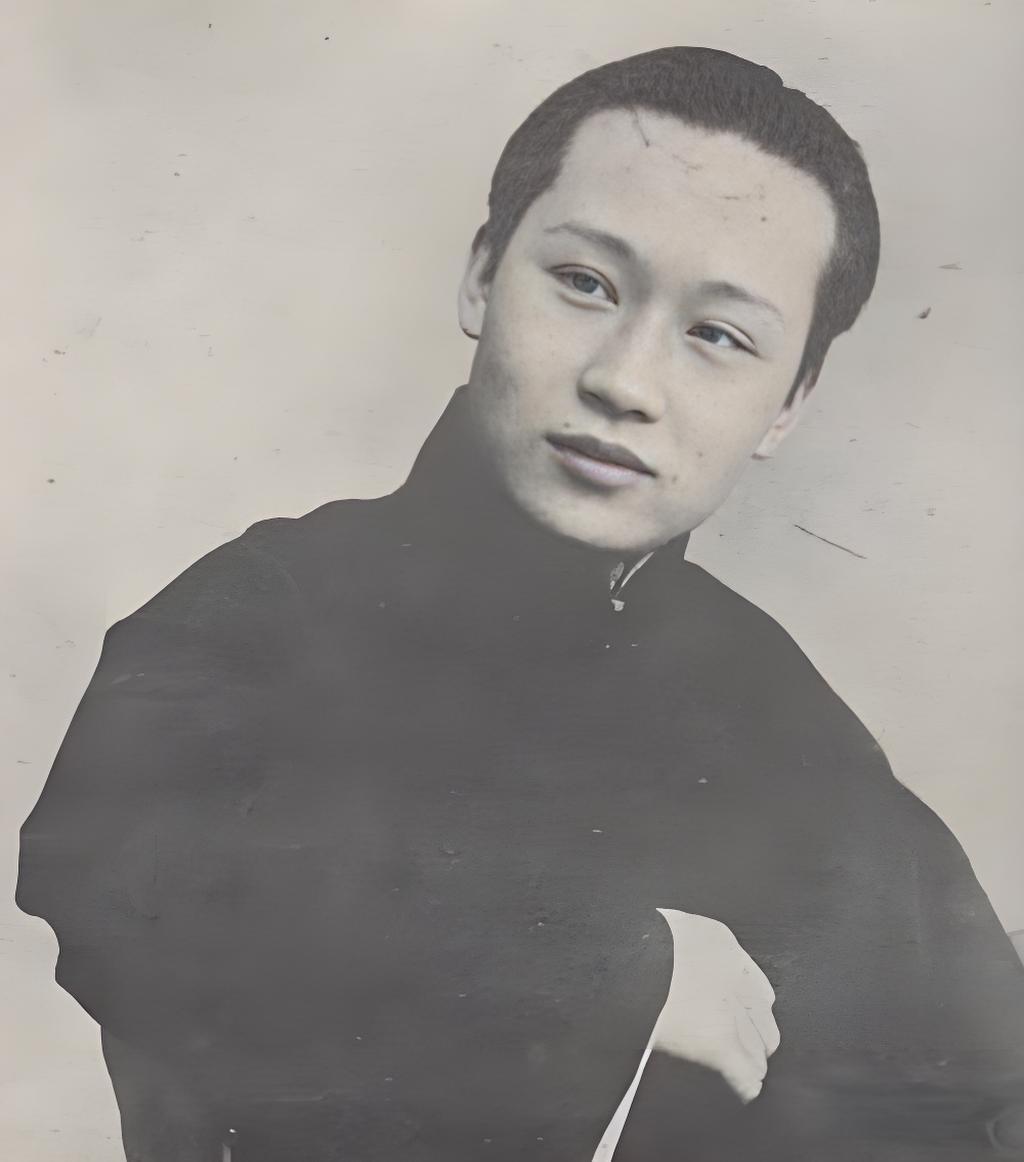 1918年，京剧大师荀慧生娶妻，入洞房后，迫不及待将新娘抱床上。不料，红盖头一掀