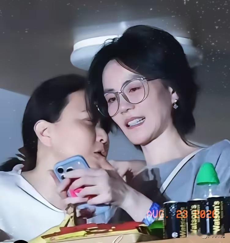 终于知道这次王菲参加那英演唱会
她旁边的那个女子是谁了。
这次那英的演唱会很多明