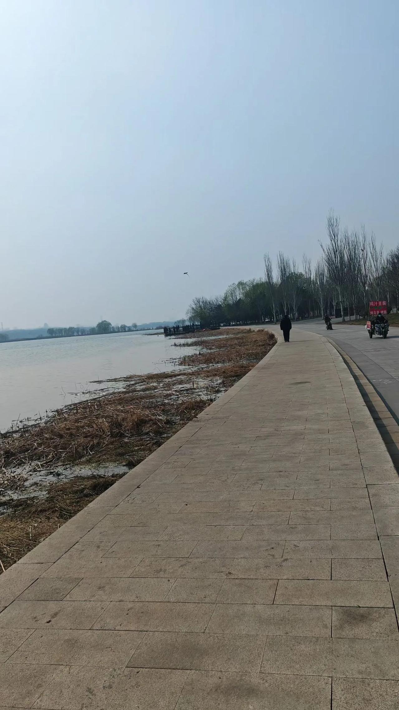 躺在床上，才感觉了几丝疲惫。（韩联社）

一上午鏖战，头脑高速旋转，在几家媒体与