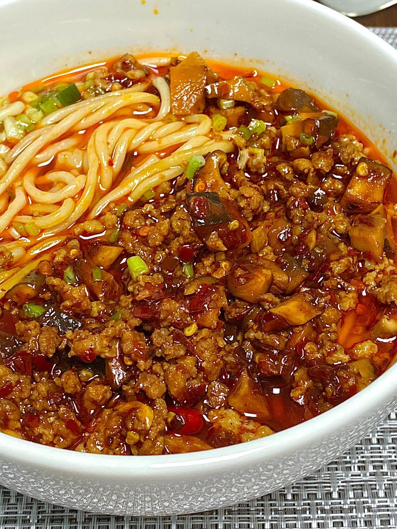 天呐！辣肉香菇面绝了！
1、肉末加少许白胡椒粉.料酒.生抽抓匀腌制10分钟
2、