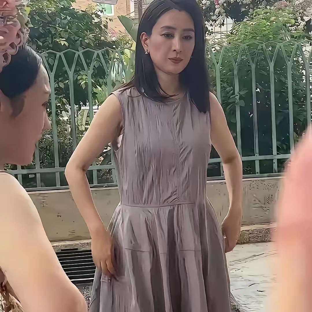 马苏怎么老成这样了，像个大妈一样，穿这个衣服太显老了。 