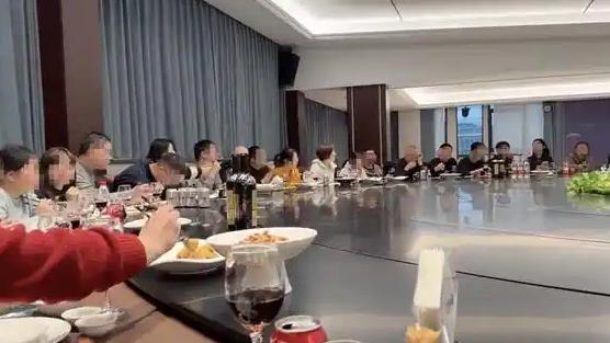 近日，浙江有网友在社交平台分享的一段视频火了。其所在公司在一家餐厅举行年末聚餐，