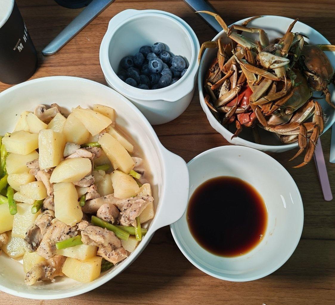今天一天只能吃这么多，晚餐也在这里了。因为100斤了，我得保持在96-98之间。