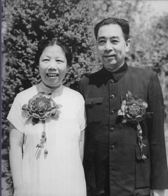 1961年，乒乓球运动员被邀请来周总理家做客，聊天的过程中，周总理还说要请他们吃