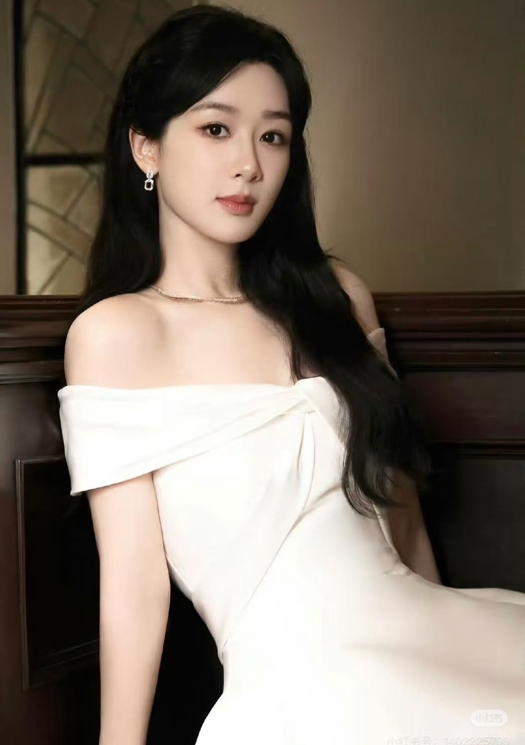 杨紫到底是念旧情还是真的害怕了？
大家有没有发现，
自2018年与秦俊杰分手后，