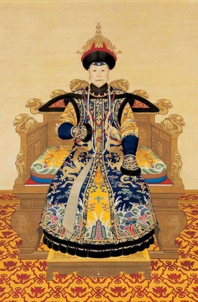 1721年，康熙帝去儿子雍亲王的府中做客。康熙初见孙子很喜爱，转身就要见孩子的生