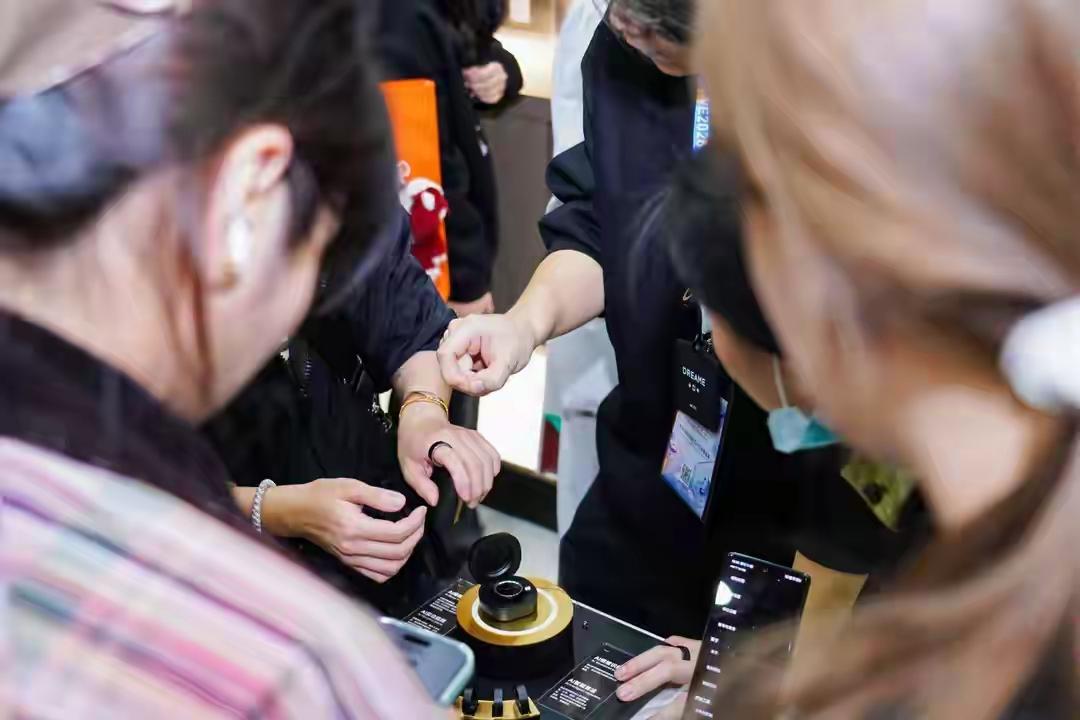 马斯克同款！指尖上的“焦虑粉碎机”一夜爆红，中国智造逆袭全球百亿赛道，这枚戒指正