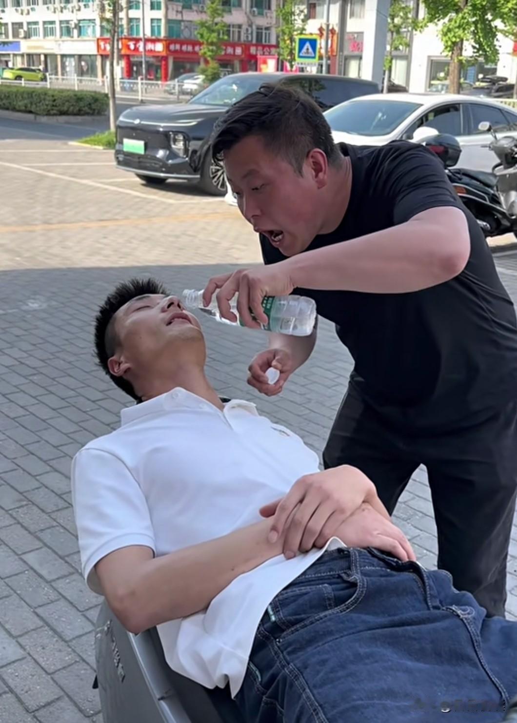 今天刷到一段故意拍出来的搞笑视频段子，看完心里挺别扭的，忍不住想说道说道。视频内