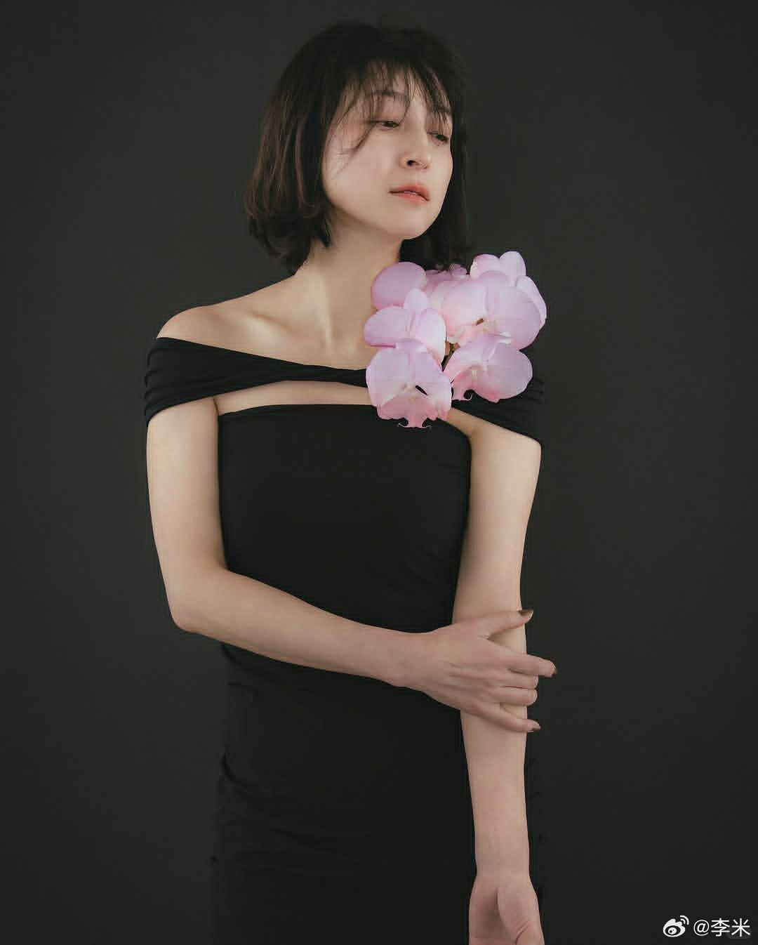 她身上矛盾又迷人的特质，是独一无二的。广末凉子最新写真。 