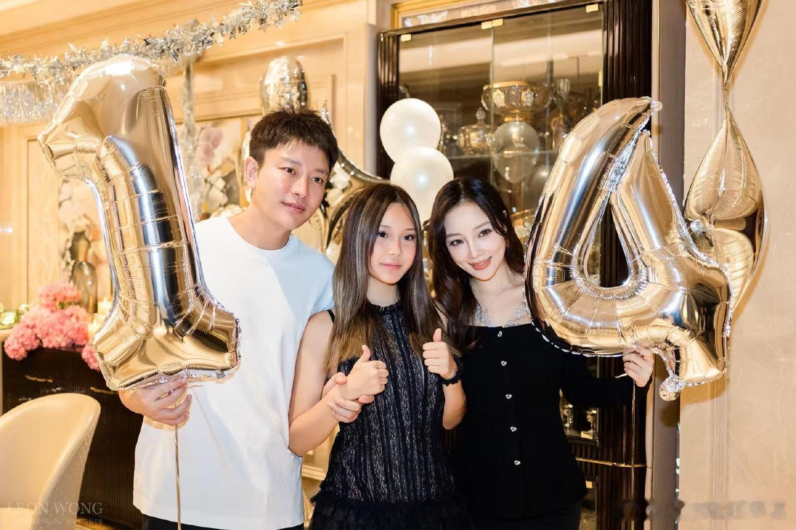 甜馨和爸爸妈妈生日合照甜馨生日晒一家三口合影看到甜馨被爸爸妈妈簇拥着，真的觉得她