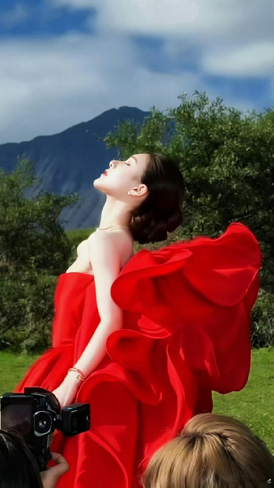 VOGUE审美这届vogue审美确实可以的 绿山衬美人 美得好轻松 